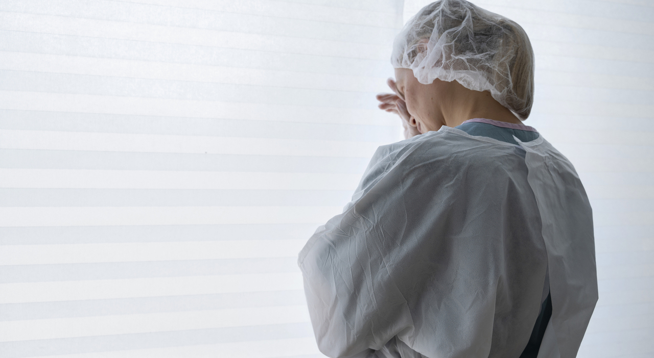 https://statics.cedscdn.it/photos/MED_HIGH/2026/05/17/9537858_17143730_side_view_doctor_wearing_medical_gown.jpg