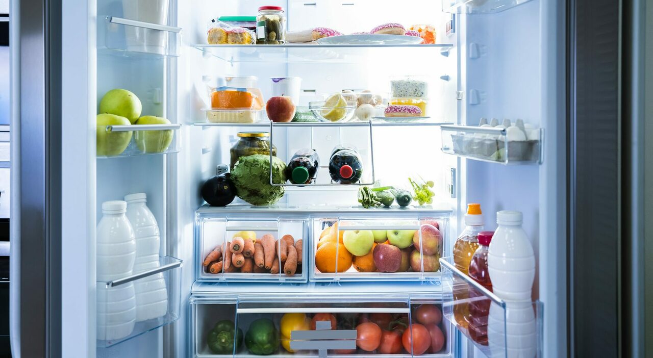 https://statics.cedscdn.it/photos/MED_HIGH/2026/05/17/9537983_17174315_open_refrigerator_with_food_inside_scaled_1.jpg