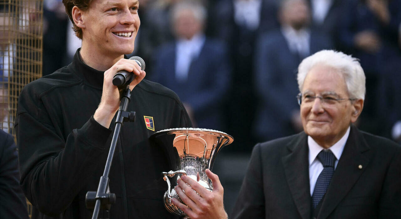 https://statics.cedscdn.it/photos/MED_HIGH/2026/05/18/9539225_18093237_sinner_mattarella_internazionali.jpg