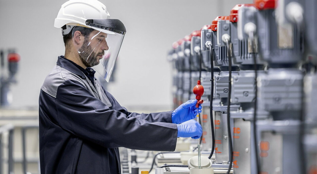 Un tecnico al lavoro per il riciclo delle batterie esauste
