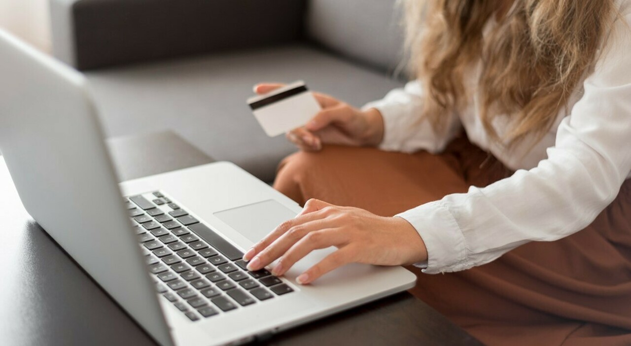 https://statics.cedscdn.it/photos/MED_HIGH/2026/05/18/9539631_18150533_su_cosa_risparmiano_italiani_prodotti_ecommerce_studio_prezzi.jpg