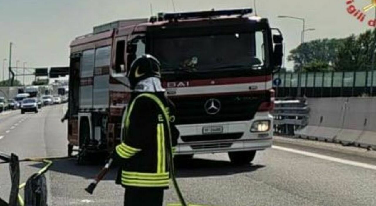 non si accorge della coda auto tampona un tir e prende fuoco morto carbonizzato il conducente a4 chiusa da Ilgazzettino.it non si accorge della coda auto tampona un tir e prende fuoco morto carbonizzato il conducente a4 chiusa