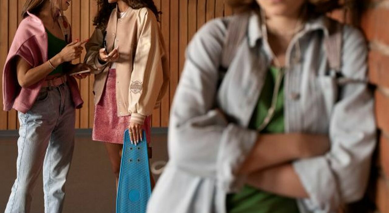 https://statics.cedscdn.it/photos/MED_HIGH/2026/05/20/9544185_20184501_front_view_sad_girl_being_bullied_by_colleagues.jpg