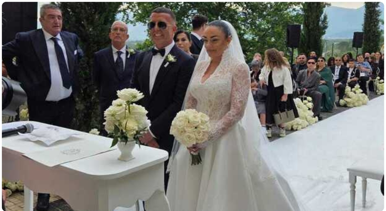 https://statics.cedscdn.it/photos/MED_HIGH/2026/05/20/9544318_20201142_franco_ricciardi_matrimonio_anna_mellone_oggi.jpg