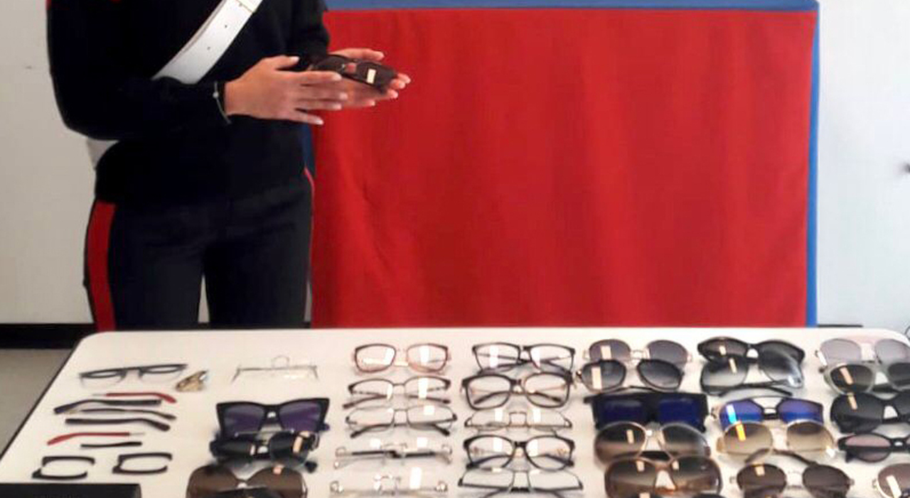 rapinano il furgone carico di occhiali di lusso travestiti da poliziotti poi legano l autista e scappano con 91mila euro condannati a 7 anni