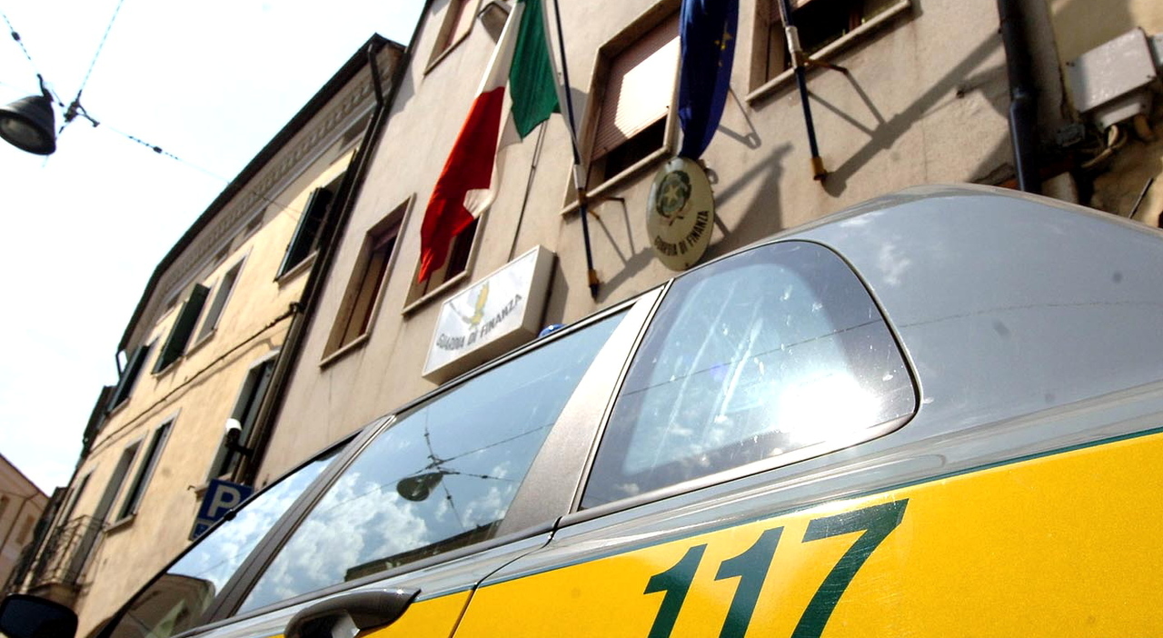 steroidi dopanti nelle palestre la finanza smantella il traffico di anabolizzanti tra gli 8 denunciati anche bodybuilder e personal trainer