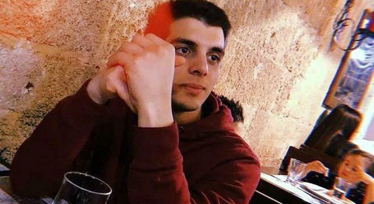 https://statics.cedscdn.it/photos/MED_HIGH/2026/05/20/9544394_20205737_lecce_uccise_coppia_di_fidanzati_assassino_si_laurea_in_filosofia_a_lecce.jpg