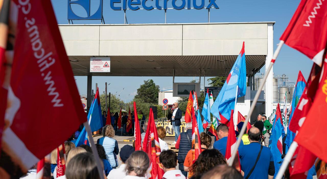 https://statics.cedscdn.it/photos/MED_HIGH/2026/05/21/9544709_21084433_ciriani_ritirare_piano_electrolux.jpg