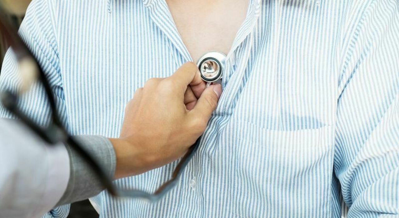 https://statics.cedscdn.it/photos/MED_HIGH/2026/05/21/9546037_21133740_doctor_listening_cheerful_young_patients_chest_with_stethoscope_his_office_hospital.jpg