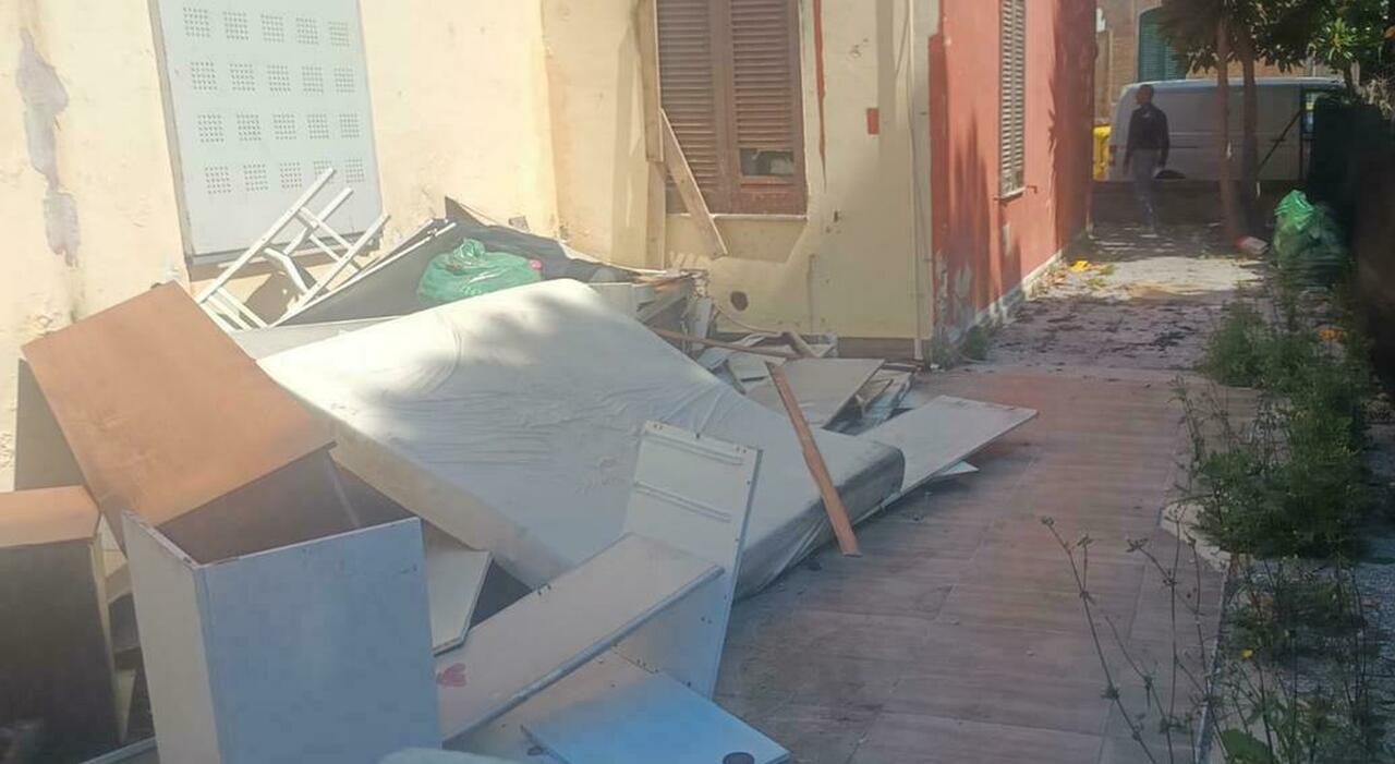 ancona esce di prigione e trova la casa occupata i mobili degli abusivi li butta in strada da Corriereadriatico.it ancona esce di prigione e trova la casa occupata i mobili degli abusivi li butta in strada