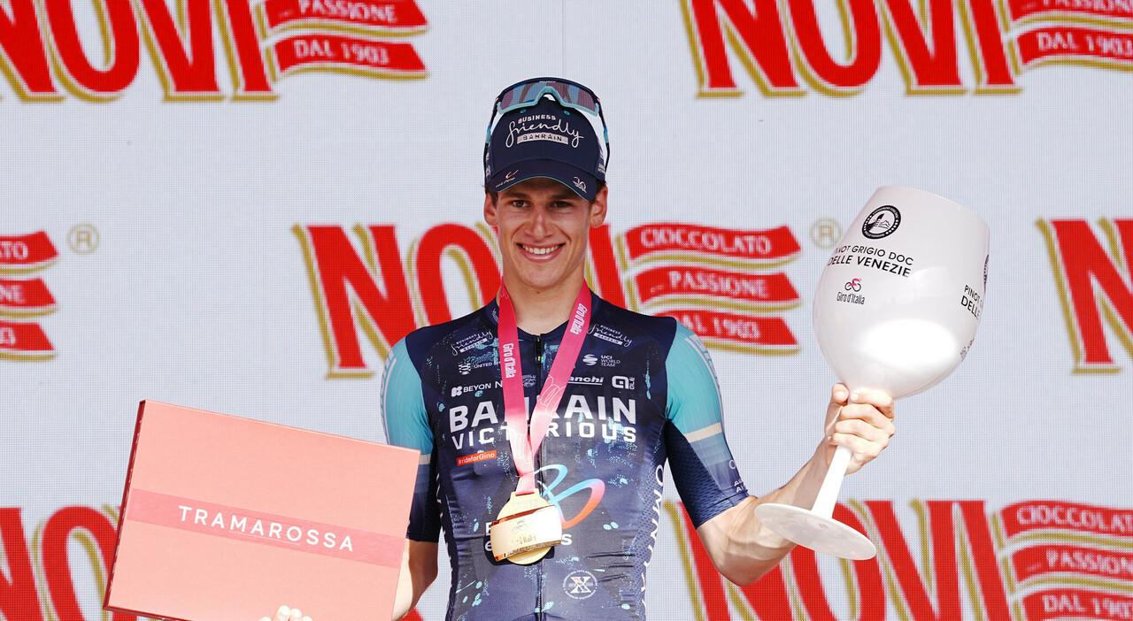 https://statics.cedscdn.it/photos/MED_HIGH/2026/05/21/9546455_21185648_giro_d_italia_segaert_vince_12_tappa_maglia_rosa.jpg