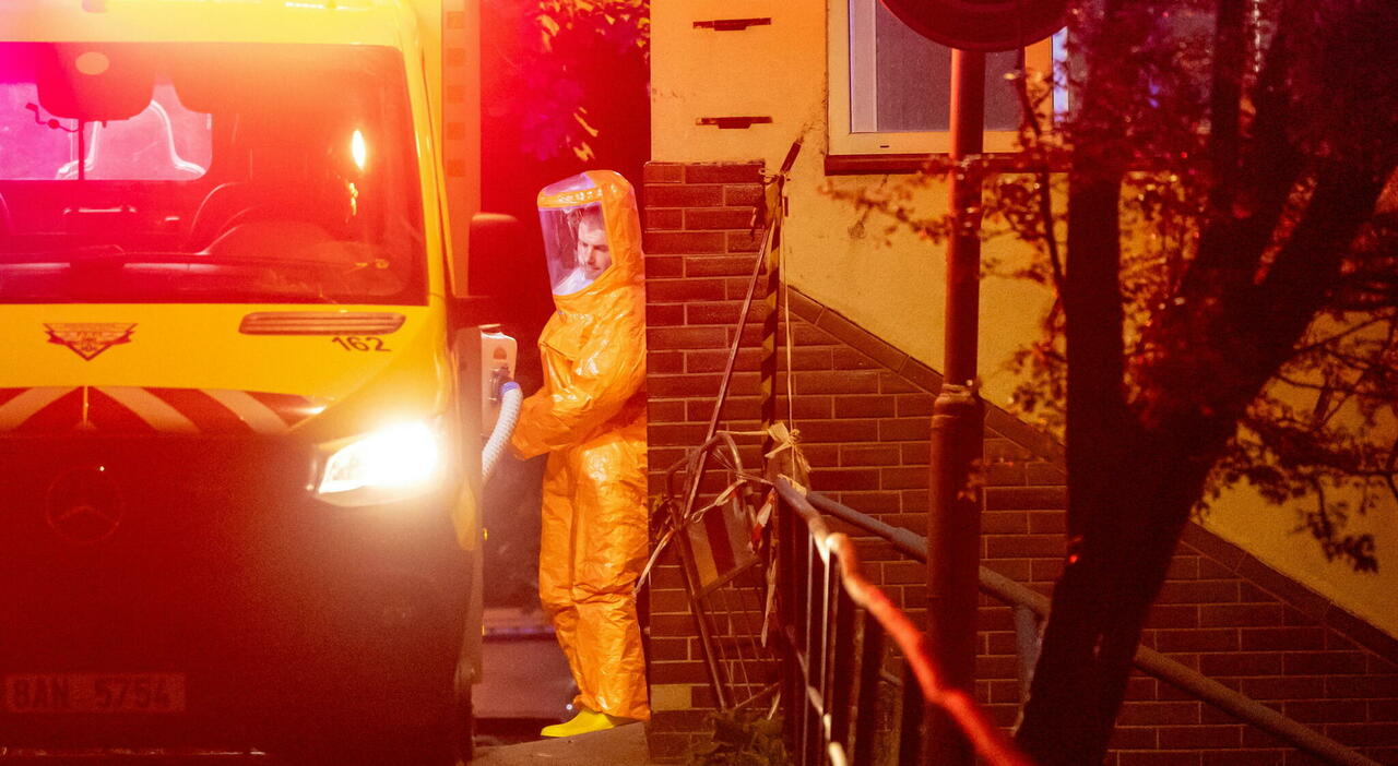 https://statics.cedscdn.it/photos/MED_HIGH/2026/05/21/9546516_21193342_ebola_air_france_passeggero_congo.jpg