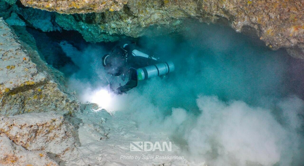 https://statics.cedscdn.it/photos/MED_HIGH/2026/05/22/9548405_22154137_maldive_foto_grotta_italiani.jpg