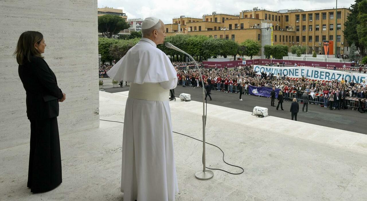 https://statics.cedscdn.it/photos/MED_HIGH/2026/05/23/9549955_23082349_papa_leone_acerra_terra_dei_fuochi_diretta_oggi.jpg