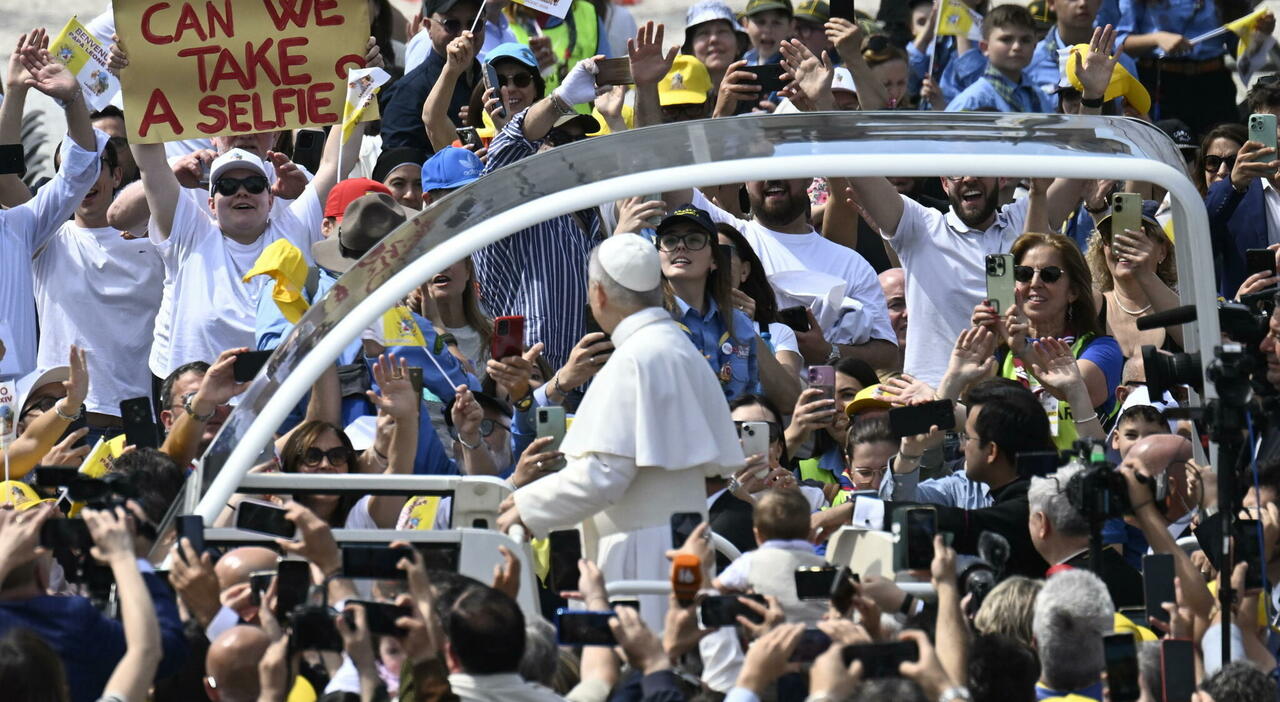 https://statics.cedscdn.it/photos/MED_HIGH/2026/05/23/9549955_23110147_papa_leone_acerra_terra_dei_fuochi_diretta_oggi_2_.jpg