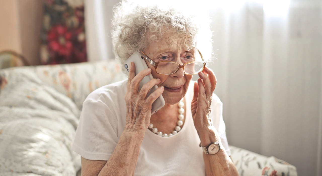 https://statics.cedscdn.it/photos/MED_HIGH/2026/05/23/9550051_23103037_elderly_woman_sitting_call_with_worried_look_her_face.jpg