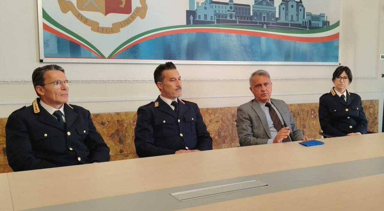 https://statics.cedscdn.it/photos/MED_HIGH/2026/05/23/9550064_23105230_poliziotto_geremia_manuel_domingo_anziani_incendio_salvati_padova.jpg