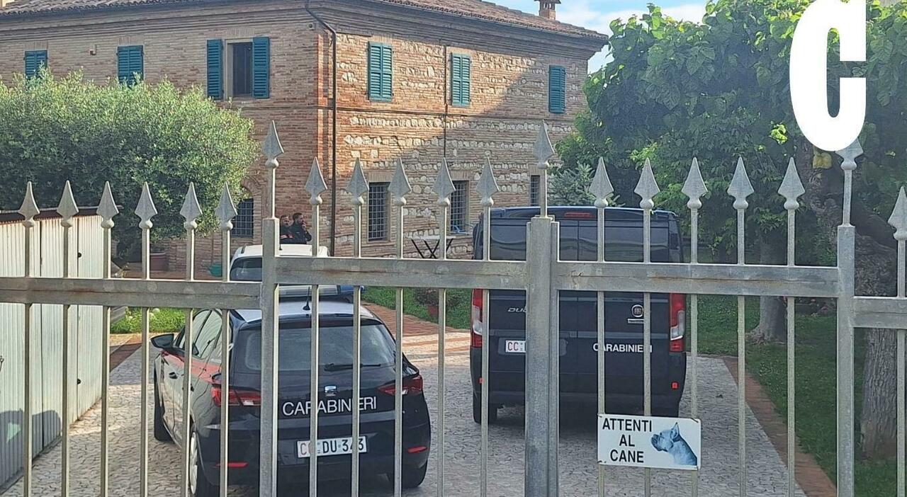 rapina choc in villa incappucciati con le pistole sequestrano due coppie di ragazzi e svuotano la cassaforte video da Corriereadriatico.it rapina choc in villa incappucciati con le pistole sequestrano due coppie di ragazzi e svuotano la cassaforte video