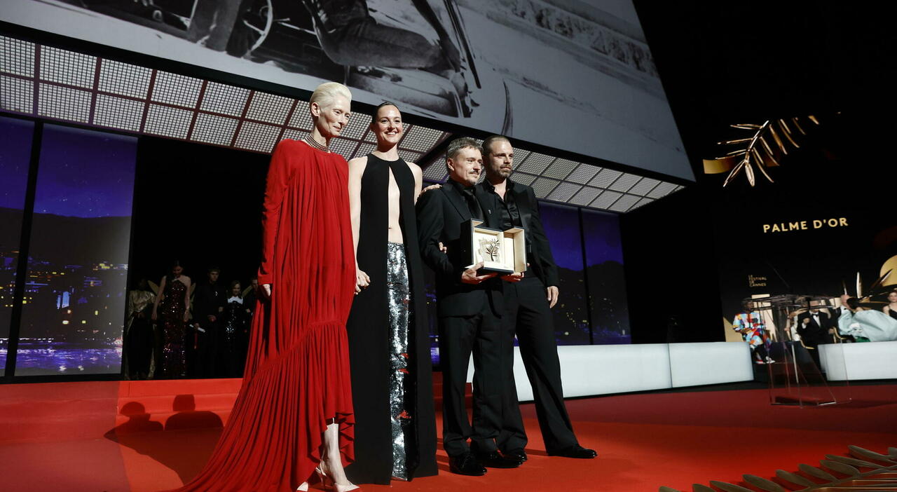 festival di cannes 2026 palma d oro a cristian mungiu per fjord storico ex aequo per la regia a la bola negra e fatherland da Ilmessaggero.it festival di cannes 2026 palma d oro a cristian mungiu per fjord storico ex aequo per la regia a la bola negra e fatherland