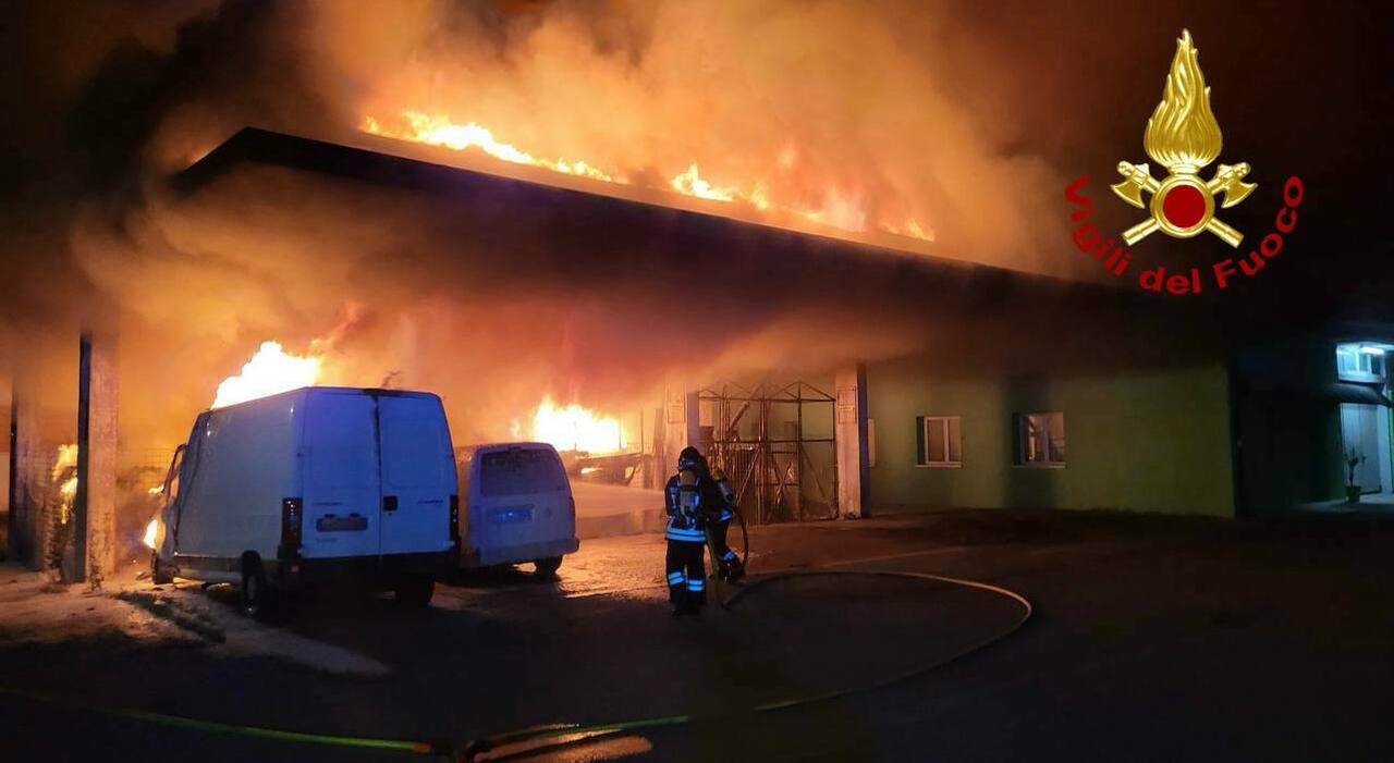 incendio davanti al supermercato nella notte le fiamme divorano 2 furgoni il tetto e il magazzino esterno da Ilgazzettino.it incendio davanti al supermercato nella notte le fiamme divorano 2 furgoni il tetto e il magazzino esterno