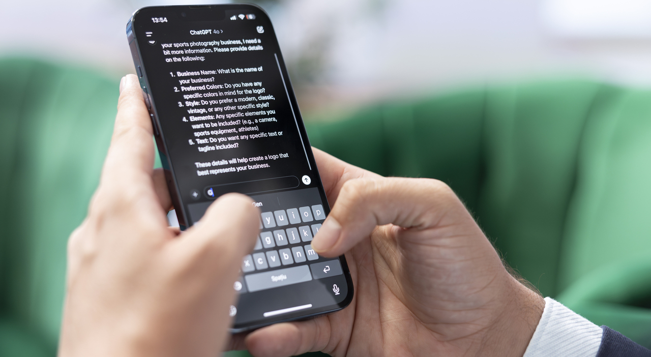 https://statics.cedscdn.it/photos/MED_HIGH/2026/05/24/9552104_24174516_bucharest_romania_july_30th_2024_man_typing_prompts_into_ai_powered_chat.jpg