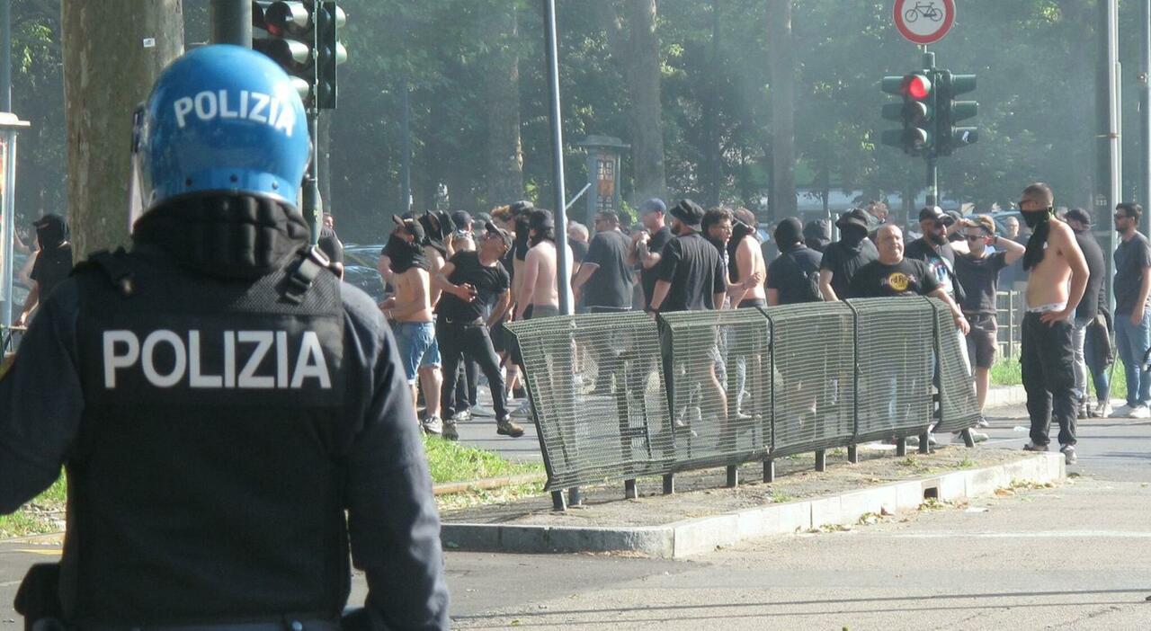 https://statics.cedscdn.it/photos/MED_HIGH/2026/05/24/9552154_24203720_torino_juve_scontri_foto_tifoso_ferito_come_sta.jpg
