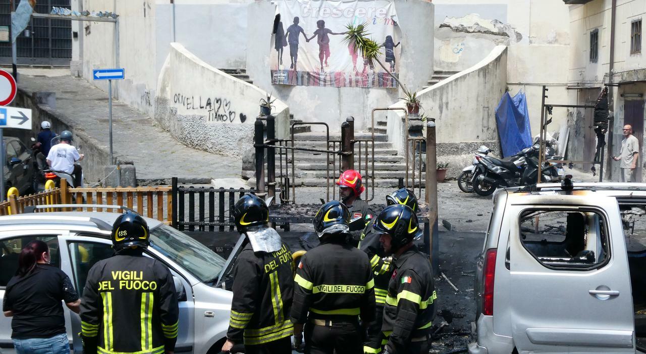 incendio alla sanit224 giostrine distrutte dalle fiamme si batte la pista dolosa pizzo sulla sosta da Ilmattino.it incendio alla sanit224 giostrine distrutte dalle fiamme si batte la pista dolosa pizzo sulla sosta