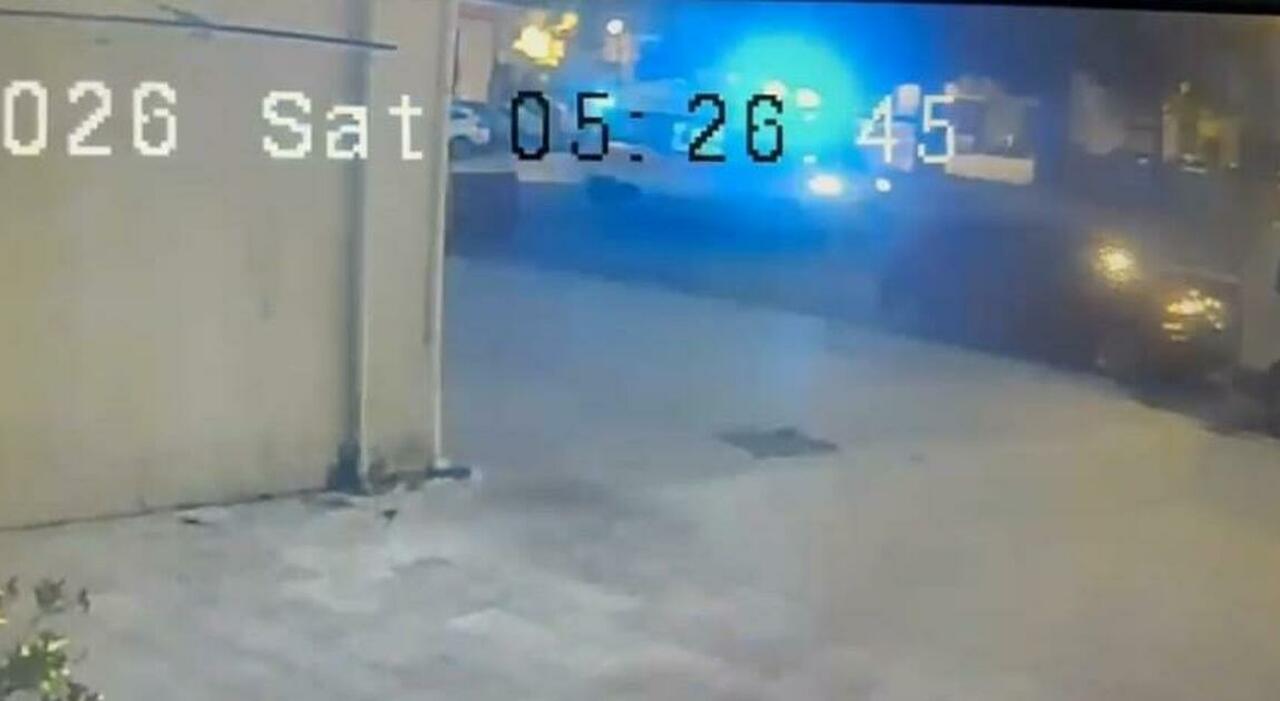 ucciso dal branco in piazza c232 un video unambulanza passa mentre il giovane viene aggredito da Quotidianodipuglia.it ucciso dal branco in piazza c232 un video unambulanza passa mentre il giovane viene aggredito