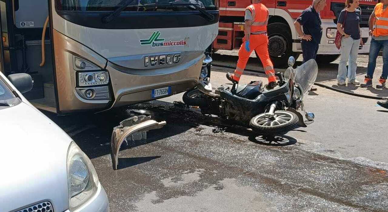 moto contro autobus due persone incastrate sotto il mezzo da Quotidianodipuglia.it moto contro autobus due persone incastrate sotto il mezzo