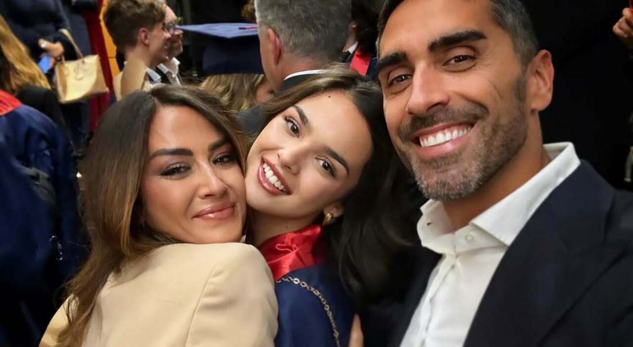 https://statics.cedscdn.it/photos/MED_HIGH/2026/05/25/9553672_25151928_giorgia_palmas_figlia_sofia_bombardini_filippo_magnini_diploma_foto.jpg