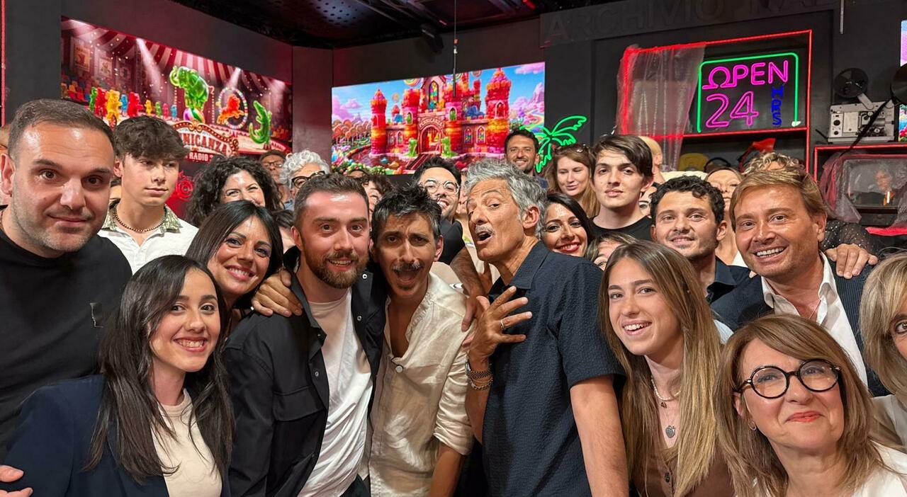 https://statics.cedscdn.it/photos/MED_HIGH/2026/05/25/9553677_25152332_fiorello_pennicanza.jpg
