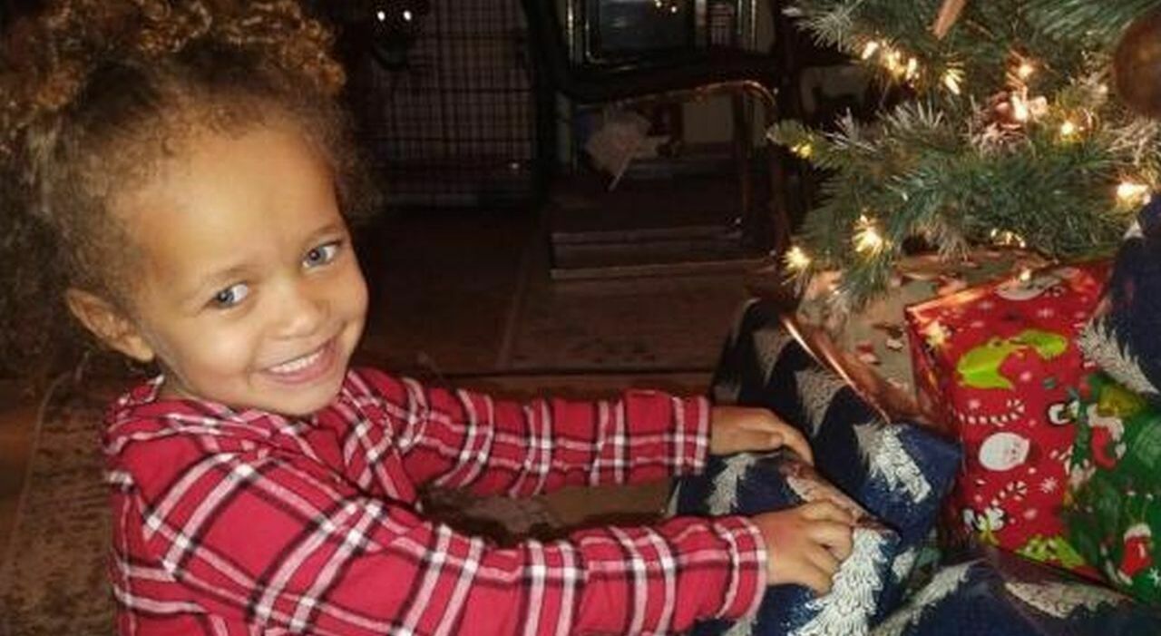https://statics.cedscdn.it/photos/MED_HIGH/2026/05/25/9553689_25153418_kingsley_wright_bambina_sbranata_cani_pitbull_papa_omicidio.jpg