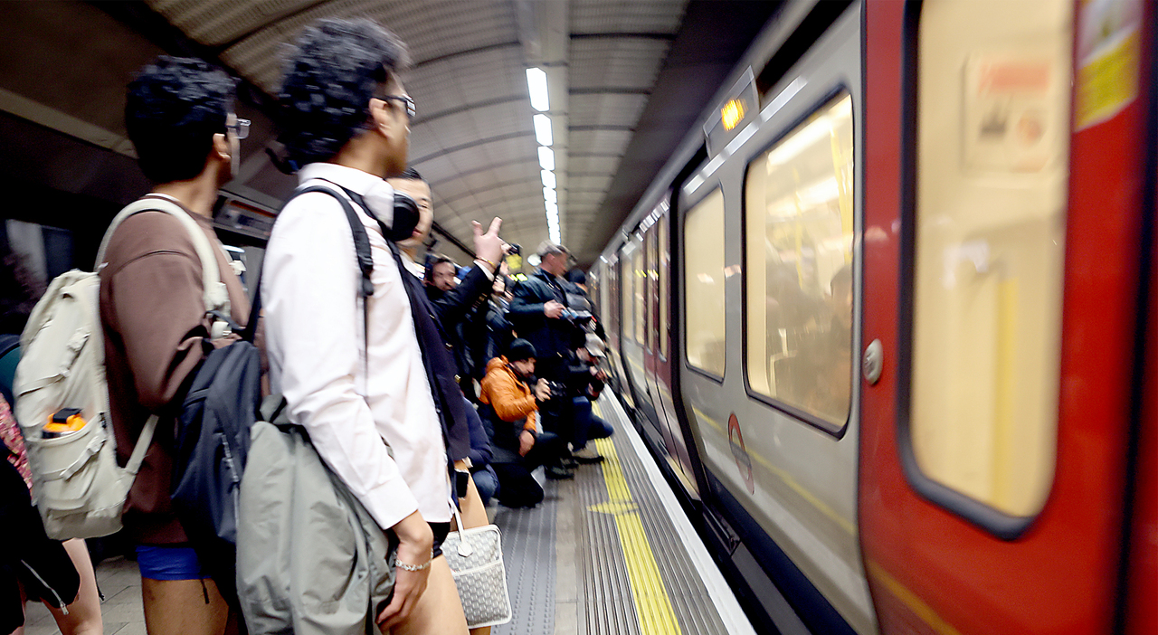 https://statics.cedscdn.it/photos/MED_HIGH/2026/05/25/9554032_25202639_londra_metro.jpg