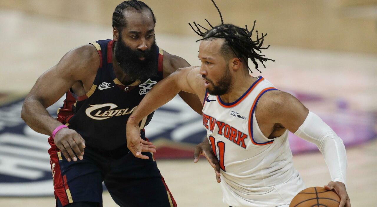 https://statics.cedscdn.it/photos/MED_HIGH/2026/05/26/9555399_26071456_new_york_knicks_finale_nba_cappotto_cleveland_cavs.jpg