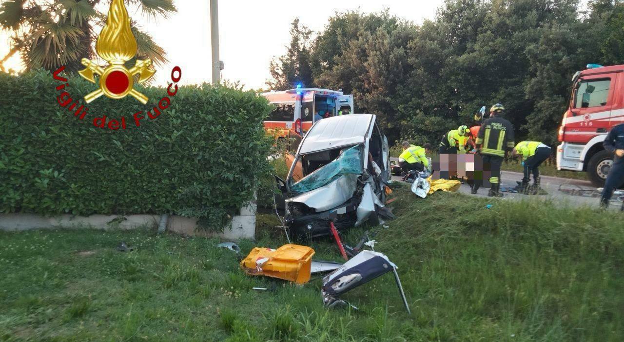 incidente in via kennedy perde il controllo dell auto finisce fuori strada e resta intrappolato tra le lamiere 50enne trasportato in ospedale