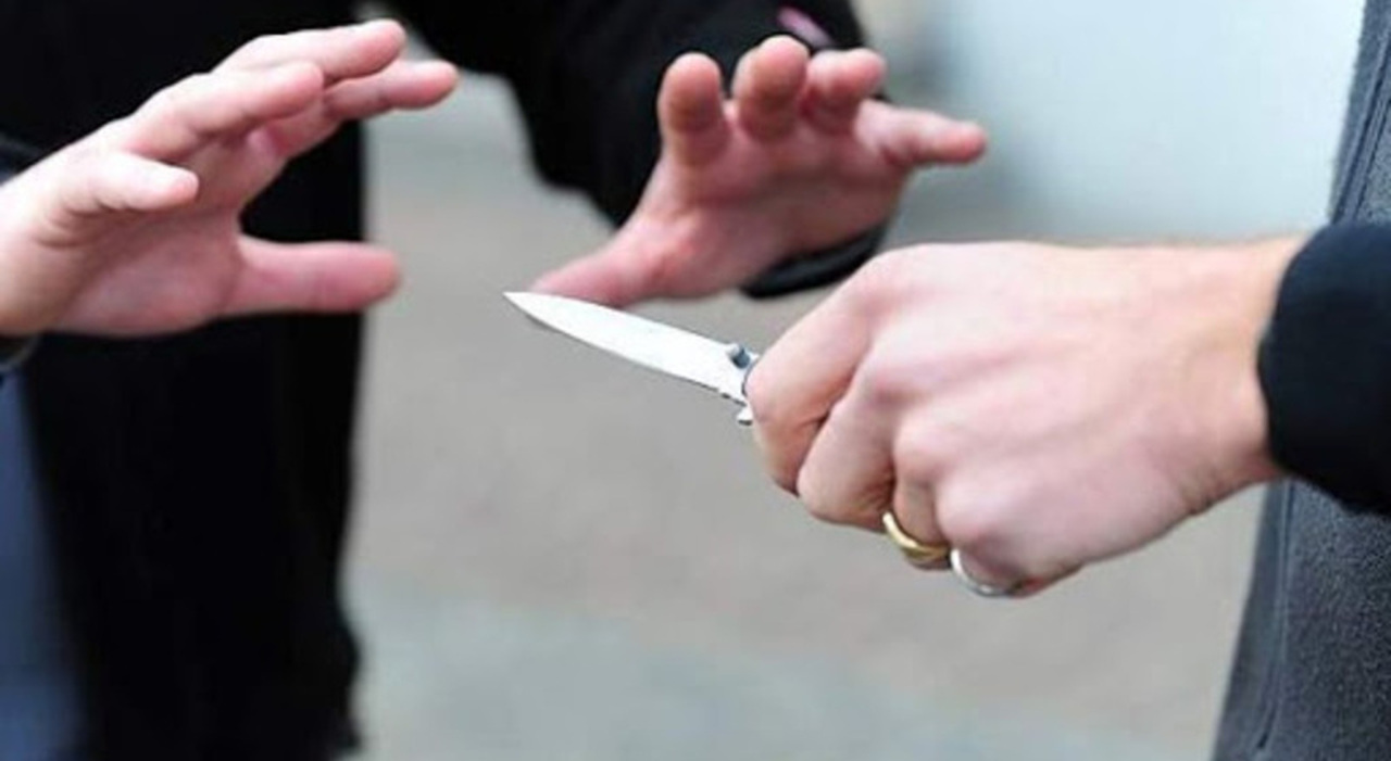 napoli 12enne e il padre gravi in ospedale hanno coltellate al torace e alla gola si indaga su lite familiare