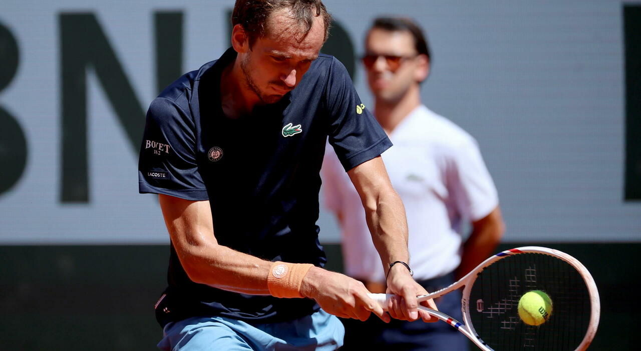 https://statics.cedscdn.it/photos/MED_HIGH/2026/05/26/9555818_26145503_medvedev_litiga_moglie_caldo_roland_garros_.jpg