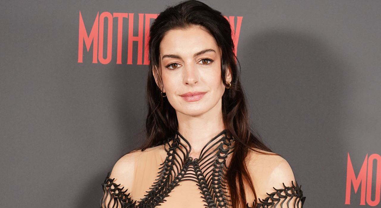 https://statics.cedscdn.it/photos/MED_HIGH/2026/05/27/9557689_27122951_anne_hathaway_cieca_cataratta_lifting.jpg