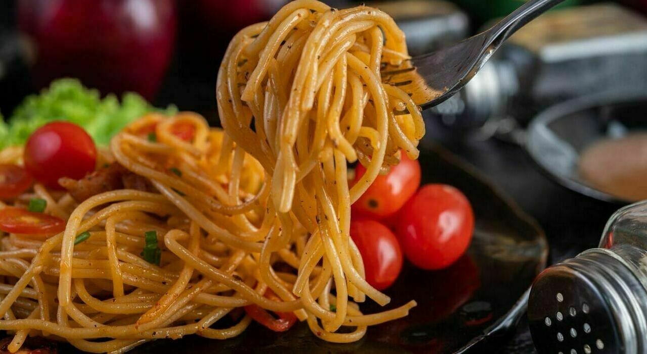 https://statics.cedscdn.it/photos/MED_HIGH/2026/05/27/9557747_27124753_pasta_senza_lessare_acqua_ricetta_food_blogger_inglese_padella.jpg