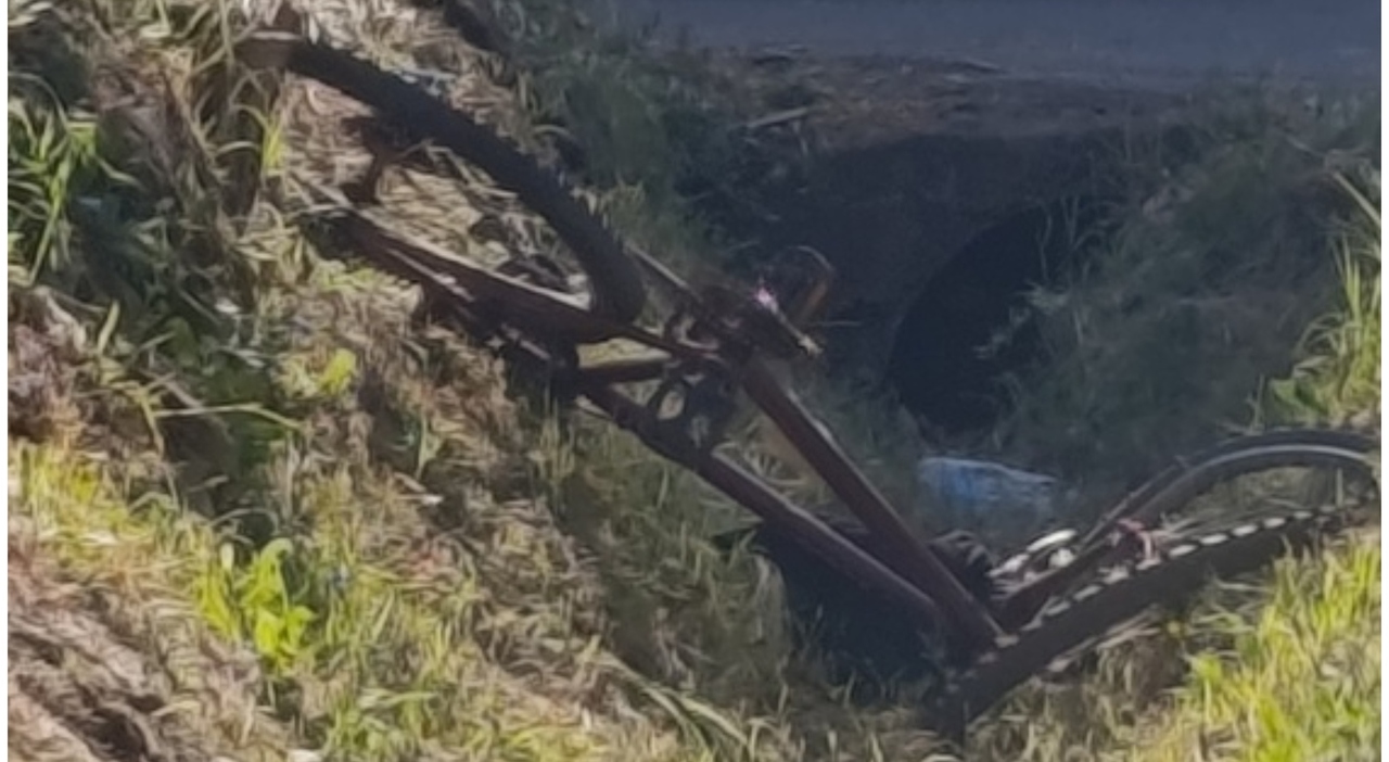 https://statics.cedscdn.it/photos/MED_HIGH/2026/05/27/9558196_27175613_bambina_morta_incidente_aprilia_oggi.jpg