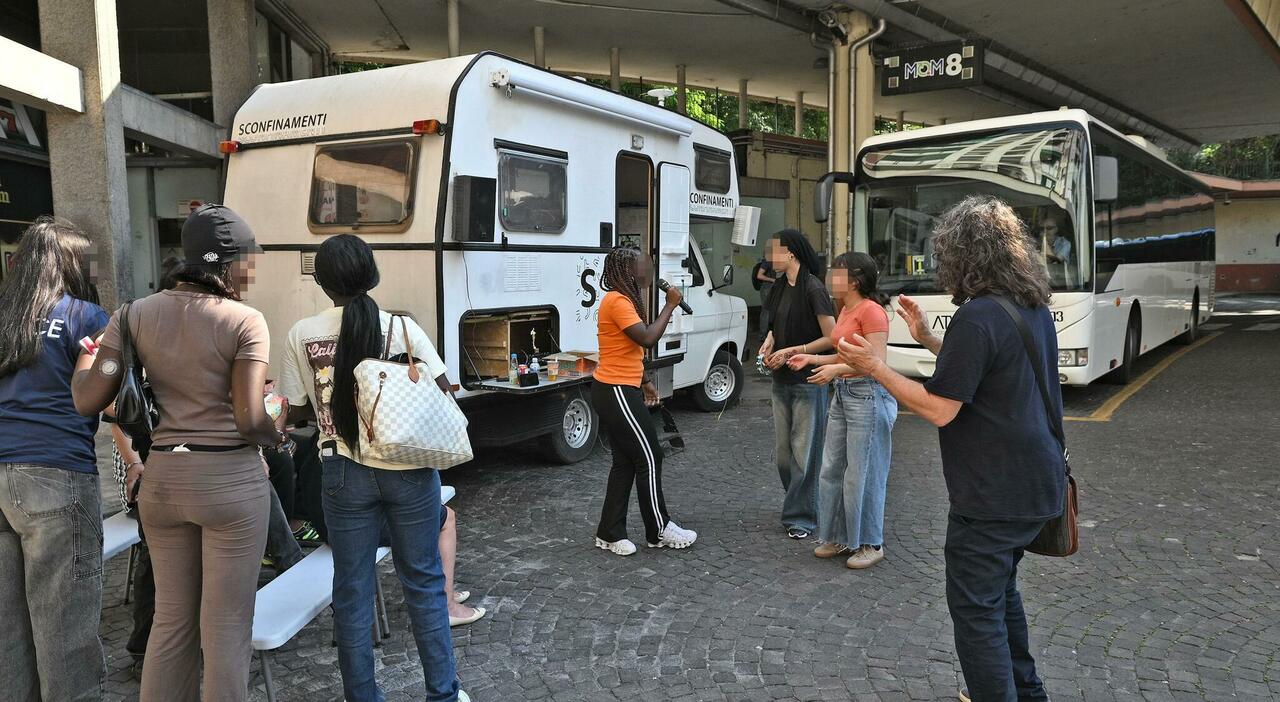 zona rossa i volontari con il camper agganciati 500 giovani li lasciamo liberi di esprimersi di tirare fuori il loro disagio