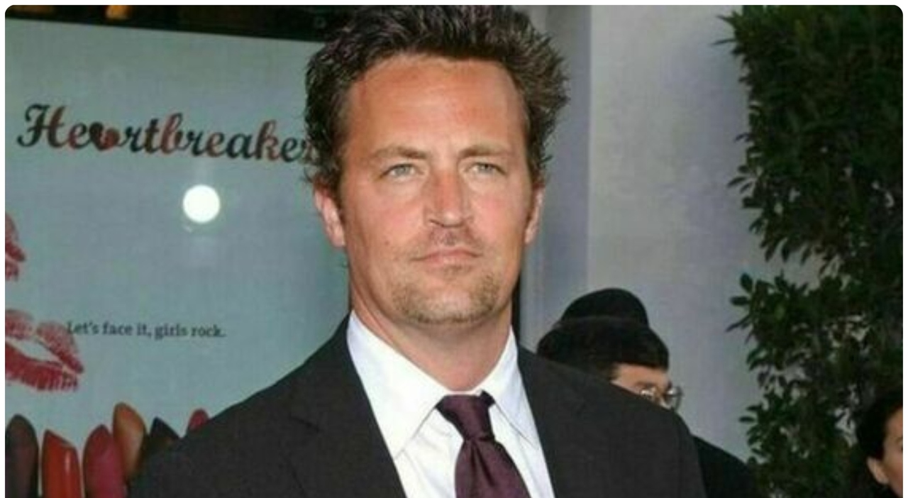 https://statics.cedscdn.it/photos/MED_HIGH/2026/05/27/9558443_27214624_matthew_perry_condannato_assistente_inietto_dosi_fatali_ketamina_oggi.jpg