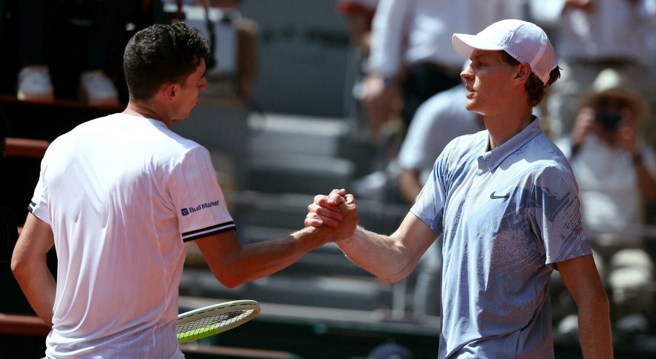 https://statics.cedscdn.it/photos/MED_HIGH/2026/05/28/9560308_28165511_sinner_eliminato_roland_garros_cosa_ha_detto_conferenza_stampa.jpg