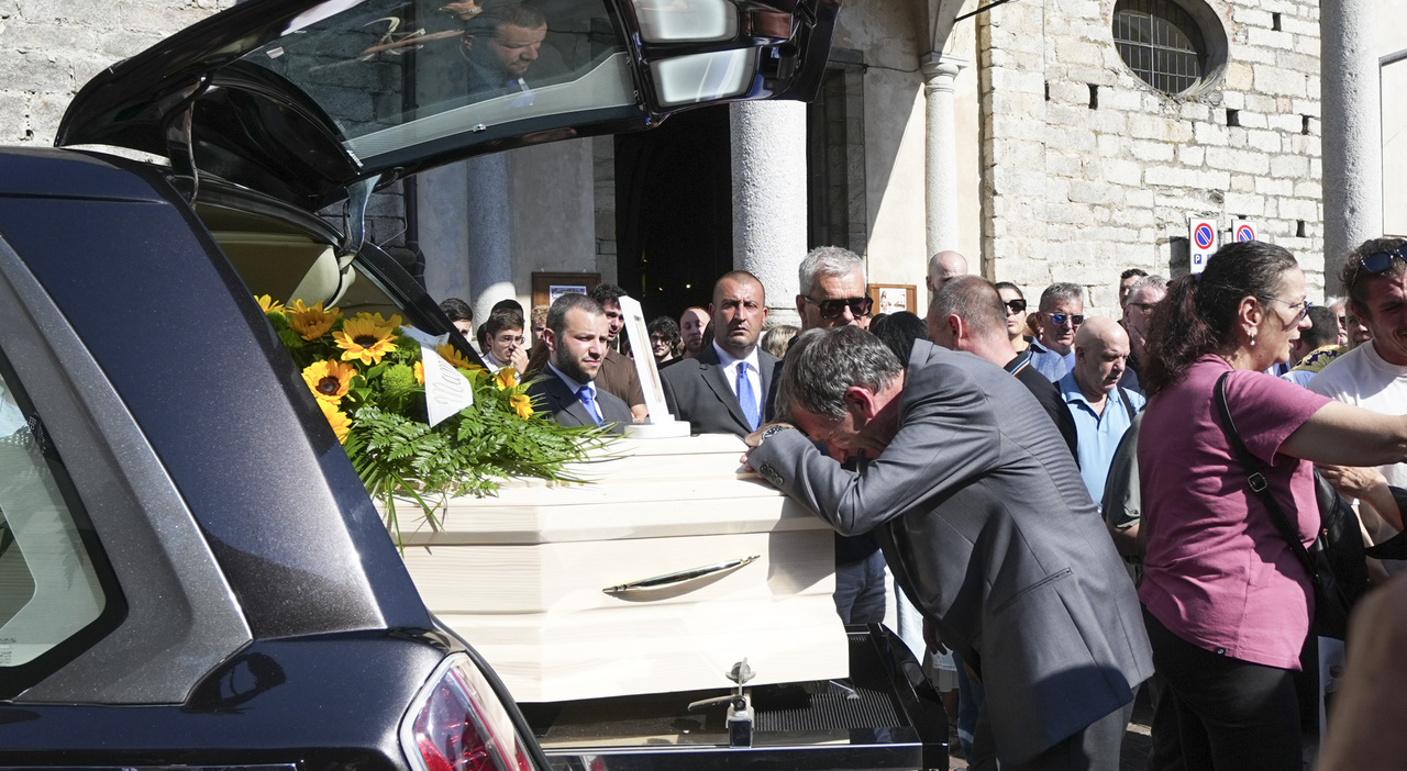 https://statics.cedscdn.it/photos/MED_HIGH/2026/05/28/9560467_28195337_maldive_funerali_federico_gualtieri_oggi.jpg