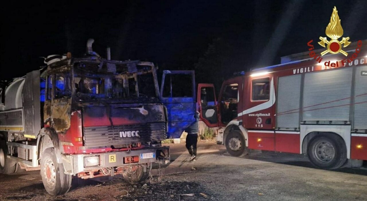 autospurgo date alle fiamme nel salento da Quotidianodipuglia.it autospurgo date alle fiamme nel salento