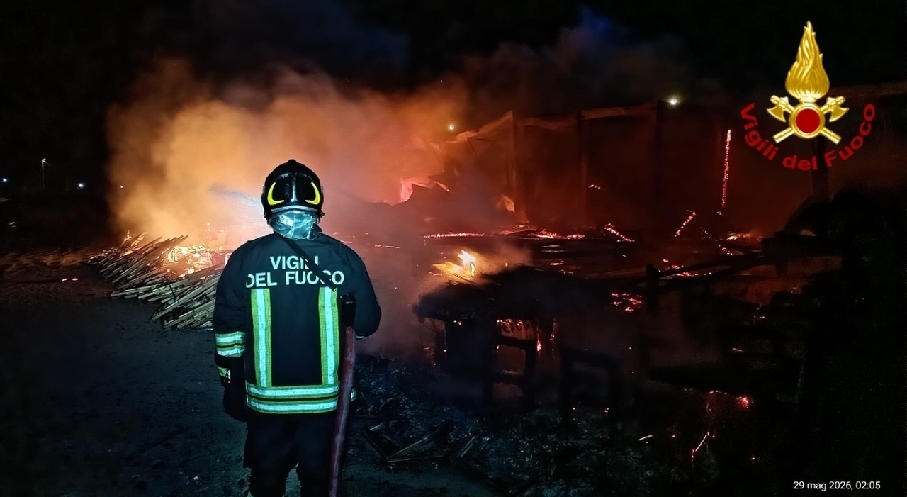 lido incendiato nella notte in quattro hanno appiccato il fuoco ieri erano stati installati gli ombrelloni da Quotidianodipuglia.it lido incendiato nella notte in quattro hanno appiccato il fuoco ieri erano stati installati gli ombrelloni