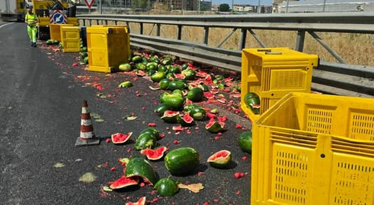 autostrada sommersa dalle angurie dopo l incidente e c 232 chi ne approfitta per rubarle da Ilmattino.it autostrada sommersa dalle angurie dopo l incidente e c 232 chi ne approfitta per rubarle