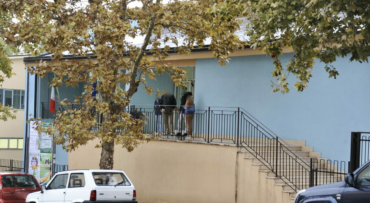 gran caldo scuole come forni studenti colti da malore lezioni all aperto per sconfiggere l afa da Corriereadriatico.it gran caldo scuole come forni studenti colti da malore lezioni all aperto per sconfiggere l afa