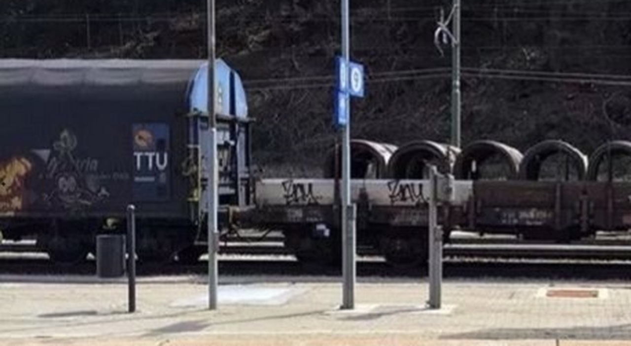 incendio sulla linea ferroviaria del brennero atto doloso da parte di ignoti ritardi di oltre 100 minuti e treni cancellati