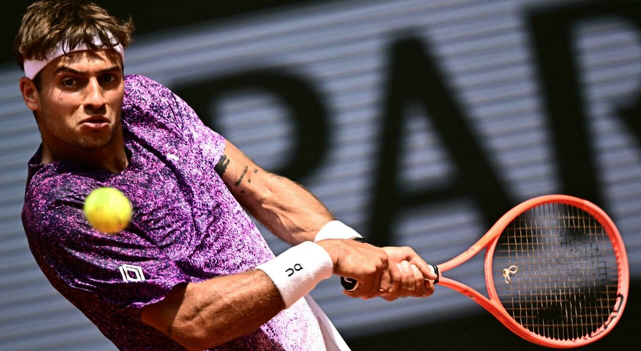https://statics.cedscdn.it/photos/MED_HIGH/2026/05/30/9564147_30154811_flavio_cobolli_ottavi_roland_garros_orfano_sinner.jpg